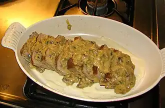 Приготовление «мяса по-Орловски». Телятина залита соусом Субиз с грибами.