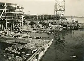 Штапели, между ними кран на бетонном основании