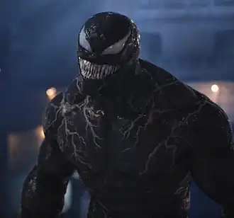Том Харди в роли Венома в фильме«Веном 2» (2021)