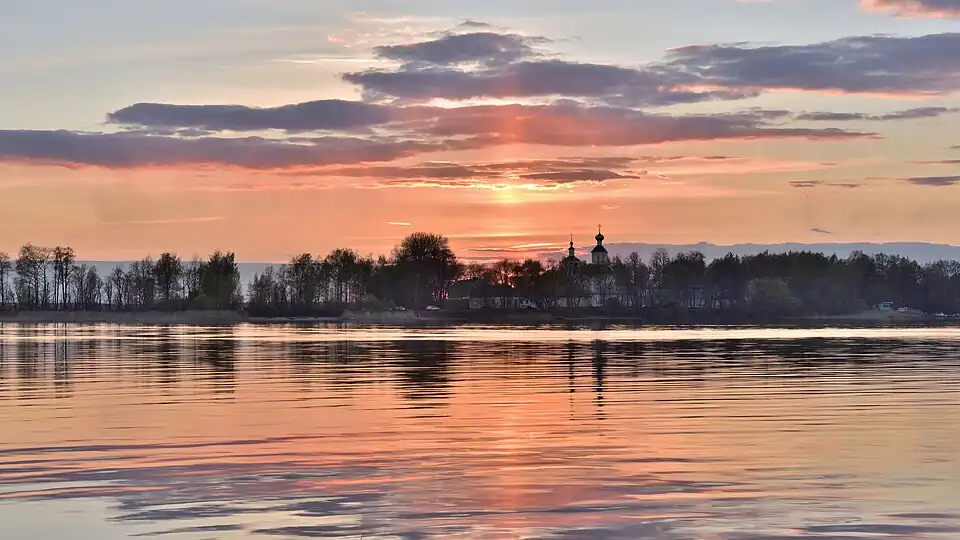 Весенний закат над озером Селигер в Осташкове