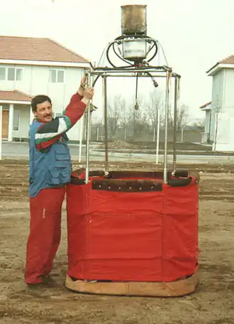 Виктор Загайнов собирает сверхлегкую корзину, собственного изготовления