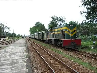 Поезд на станции Фуми, на севере Куинёна