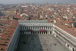 Здание Новых прокураций, где размещается Музей Коррер