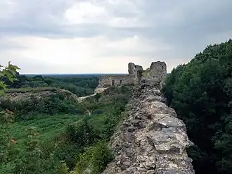 Вид на Наугольную башню и стену крепости.