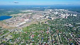 На переднем плане город Верхняя Пышма, вдали — город Среднеуральск и Исетское озеро