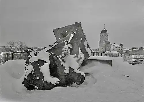 Сброшенный памятник в 1942 году