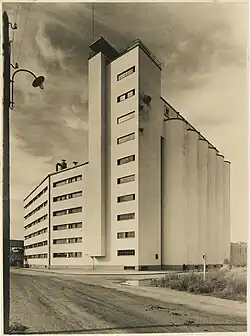 Вид на зернохранилища до их увеличения