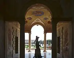 Одна из двух проходных лоджий. Вид на парк, ворота и «аркадное здание»