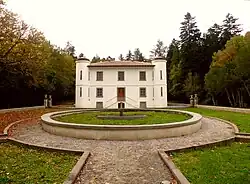 Вилла Пьерси в окрестном лесу