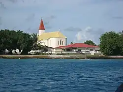 Вид на посёлок. Католическая церковь Нотр-Дам-де-ла-Пэ