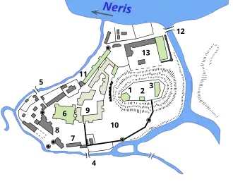 Верхний замок: 1. Западная башня. 2. Южная башня. 3. Цитатель Верхнего замка.
Нижний замок: 4. Проездные ворота на Замковую улицу. 5. Проездные ворота на Мостовую улицу. 6. Кафедральный собор. 7. Королевский суд. 8. Епископский дворец. 9. Королевский дворец. 10. Дворцовый сад. 11. Новый арсенал. 12. Северо-восточная башня. 13. Старый арсенал.Зелёным цветом выделены (частично) сохранившиеся постройки, светло-серым — воссозданные.