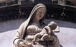 Скульптура Мадонны с Младенцем на фасаде. Дж. Ласкарис. 1480