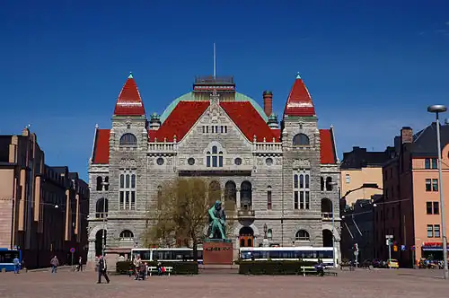 Финский национальный театр перед площадью Раутатиентори