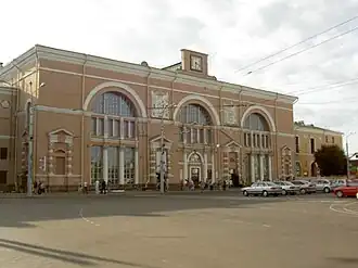 со стороны города