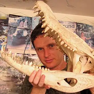 Владимир Динец с черепом чёрного каймана