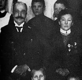 Губернатор Владимир Николаевич Крейтон с супругой Марией Львовной в Александринском детском приюте г. Владимира.1916 г.