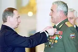 Владимир Путин награждает Булгакова Звездой Героя России. Фотография пресс-службы президента России, 28 марта 2000 г.