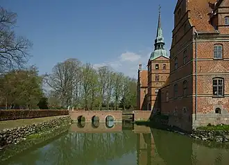 Каменный мост, ведущий в замок