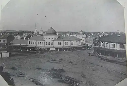 Открытка конца XIX — начала XX века, слева видна одна из южных башен, справа вместо второй уже стоит здание гостиницы «Пассаж»