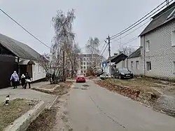 Вид улицы от пересечения с улицей Сакко и Ванцетти. В перспективе улицы  средняя школа № 16