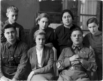 Семья Ворошиловых, воентехник 2-го ранга П. К. Ворошилов 1-й слева в 1-м ряду