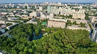 вид на Харитоновский сад и здание института (в центре)