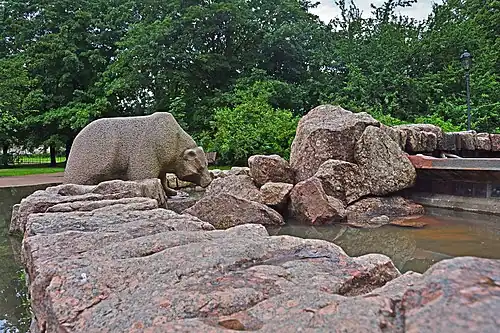 Фонтан с медведем