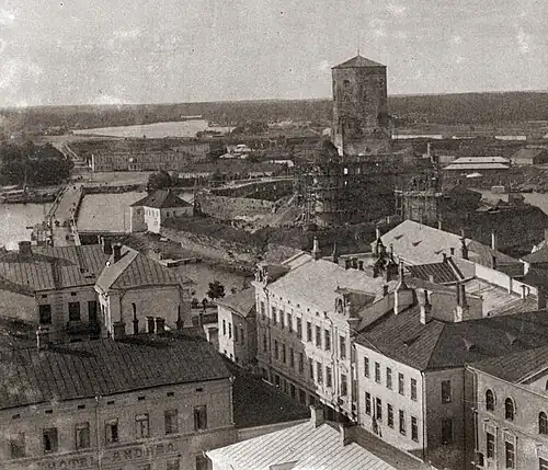 В правом нижнем углу видна часть трёхэтажного дома (фото 1890-х годов)