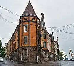 Бывший дом АО «Торкель» («дом-утюг»). Развилка с Выборгской улицей