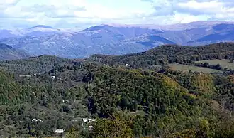 Восточная окраина Вышоватого (вдали справа — гора Апецка)