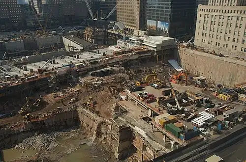 Гигантская стройплощадка на месте Всемирного торгового центра в 2008 году. Железобетонная конструкция поперёк снимка — короб, через который шли поезда
