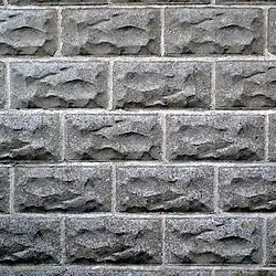 Загородная кирпичная стена с тычковой кладкой, США