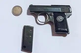Пистолет Walther Model 9 рядом с заряженным магазином и монетой 2 евро