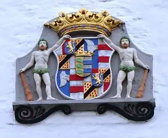 Герб при въезде в замок