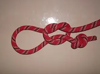 Магазинная петля до окончательного затягивания, которая завязана альпинистской верёвкой