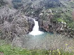 Небольшой водопад на реке Саар, возле моста Дружбы в Эйн-Кании
