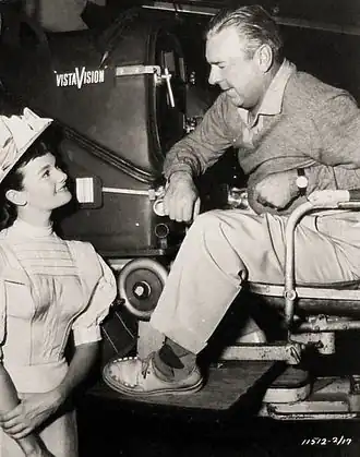 С кинооператором Лойалом Григгсом на съёмках фильма «Мы не ангелы[англ.]» (1955)