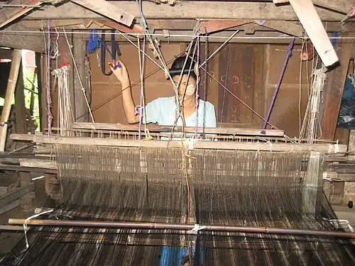 Мьянманка, ткущая лонджи