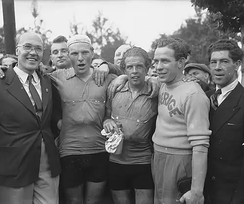 Бронзовый призёр Олле Венлунд (2-й слева) и чемпион мира Харри Снелл (3-й слева) среди любителей