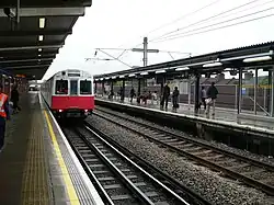 Платформа линии Дистрикт (слева) и линии с2с (справа)