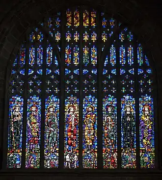 Западное окно в перпендикулярном стиле, W. T. Carter Shapland (1961) «Святое семейство» со свв. Вербургой, Освальдом, Айданом, Чадом, Уилфридом и Этельфледой Мерсийской