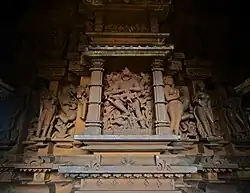 Вишну в облике Нарасимхи защищает Прахладу от Хираньякашипу. Храм Лакшмана в Кхаджурахо