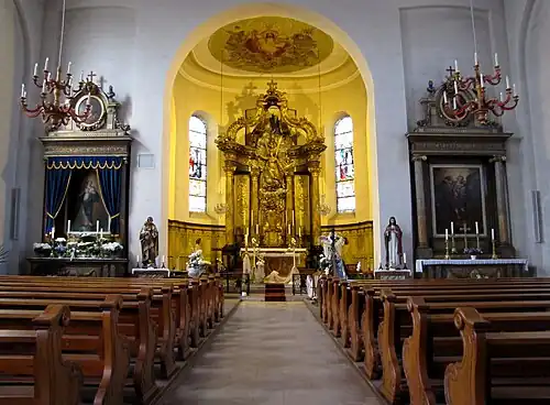 Интерьер, вид на алтарь