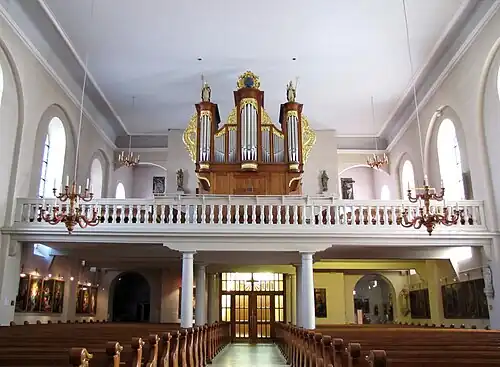 Интерьер, вид на орган