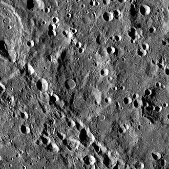 Снимок зонда Lunar Reconnaissance Orbiter. Кратер Вейль в центре снимка (слабо различим), в верхней левой части снимка виден кратер Ферсман.