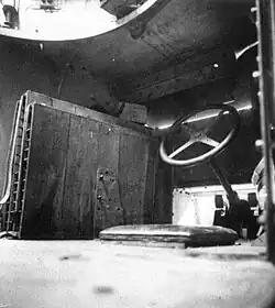 Вид на заднее место механика-водителя.