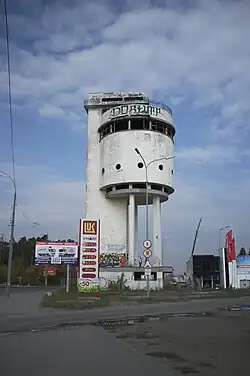 Заправка и стихийная застройка у подножья башни, 2014 год