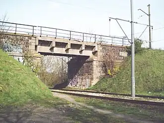 Виадук линии №16 в районе Стоки в Лодзинад трамвайной линией между улицами Поморской и Телефоничной