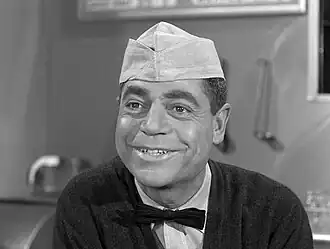 Барни Филлипс в роли бармена