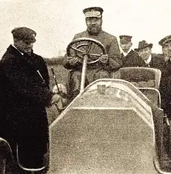 Победитель Берлинской гонки 1903 года Вилли Пёге на автомобиле Mercedes Simplex